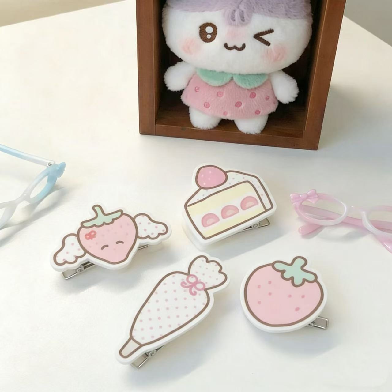 Jewelry Making For Kids - INS ストロベリーケーキヘアクリップセット 女性用 かわいい漫画アクリルバレッタ ピンクと白のデザインヘアクリップジュエリー